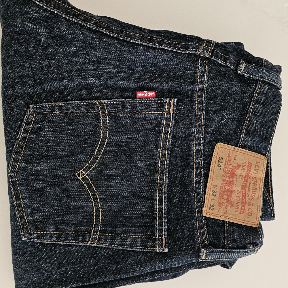 Levi's 514 Slim Straight Men's Jeans with Gold Stitching